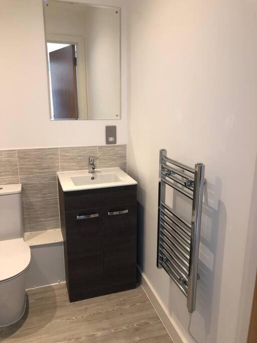 3 Bedroom Apartment Free Parking Manchester Exterior foto